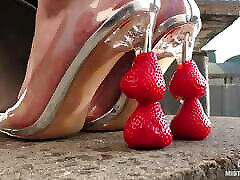 fraises serrant les pieds, crème fouettée sur les sout afriq small girsl et léchage des dick soft sales