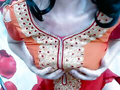 кудрявая милашка соблазняет в сексуальном красном платье вебкамеру
