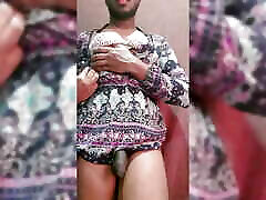 femboy ubrany w seksowną sukienkę dostaje wysoki i paski i pokazać sexy krzywego tyłek i tiny boob
