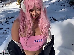 asiatin gibt riskanten öffentlichen sex im schnee und hat spaß, bis sie von spaziergängern erwischt wird myasianbunny