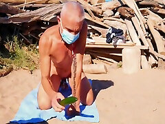 cochon esclave totalement nu exposé strip-tease à la plage gay en plein air public avec cage à pénis concombre dans le cul gay bdsm cbt 5 min-porno gay