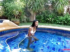 un mannequin thaïlandais se fait baiser et cramponner au bord de la piscine