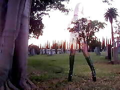 filles gothiques baisent au cimetière