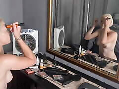 sharrods woman de corte de pelo bob de tetas pequeñas pálidas maquillándose frente al espejo