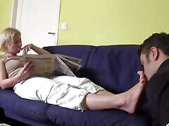 i piedi odorano mentre leggono il giornale