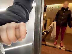 An unknown sporty girl from the hotel gives me a blowjob in the thic oral elevator and helps me finish cumming
