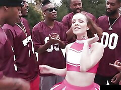 college cheerleaderka gangbanged przez rywala drużyny piłkarskiej-blacksonblondes