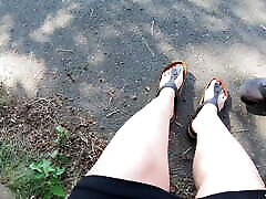spaziergang in der öffentlichkeit-spaziergang mit meinen schmutzigen kleinen füßen