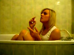 blond kalej me chodai smoke in bath
