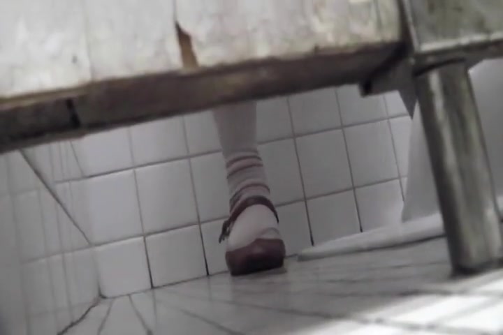 Подсмотренное видео в женском туалете 2