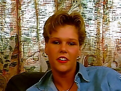 Retro Teen will erst den Faux-cock dann den Schwanz