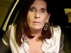 Milf has a fast play in the car