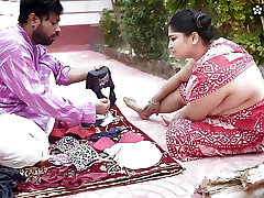 Desi Bra and G-string Salesman Bade Bade Dudhwali Gao ki Chhori Ko Boulder-holder ke badale Chod Diya Maje Lekar ( Hindi Audio )