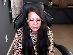 Teacher left behind to log off college computer and fucks in front of class