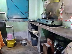 Indian bengali pinki vabi kitchen pe kam kar rahi thi or davor aakar maje se choda vabi ko or lund ka pura pani chut pe