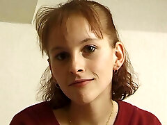 Junges Nubile testet limietierten Deluxe Dildo