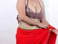 Desi Young Girls Exposed Her Melons Huge Balloons Cleavage In Saree