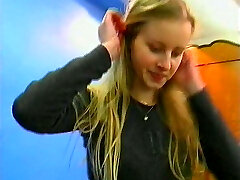 Blondes Nymph Solo Mit Dildo und Vibrator