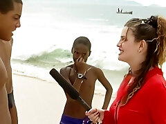 junge brunette besorgt es sich mit ihrem fake penis am badesee