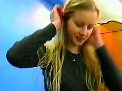 Blondes Nymph Solo Mit Dildo und Vibrator 