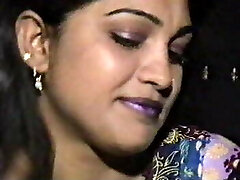 Lahori HEERA MANDI punjabi pakistani woman in three-way