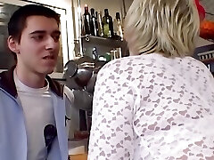 一个古老的德国奶奶得到她的紧孔砸