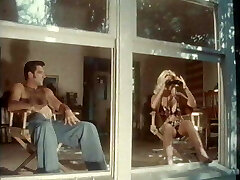 La hermosa Seka pone en marcha una salvaje orgía y se traga una carga de cum