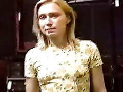 adolescente rubia es destruida por un hombre cachondo en su casa