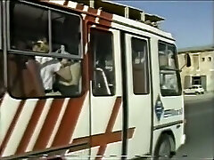 迷人和公鸡饥饿的金发美女喜欢吸大公鸡