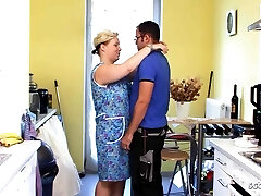 Curvy German Mature Mom seduce bashful Worker to Fuck her