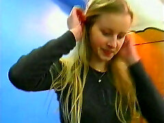 Blondes Girl Solo Mit Fake Penis und Vibrator