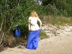 Rosa walks and changes clothes on the beach