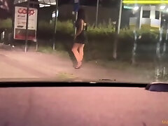 Si ferma davanti a una prostituta per strada e la scopa nel parcheggio. Call Girl