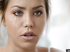 拉丁青少年阿丽娜*洛佩兹是绝望的怀孕