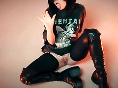 Hot goth damsel with sexy stockings gets fucked with a black fake penis that pours her with cum