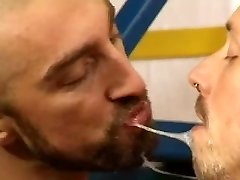 Besos y escupir
