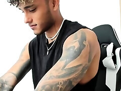 increíble jovencito sexy con músculos grandes y duros solo masturbándose divertido