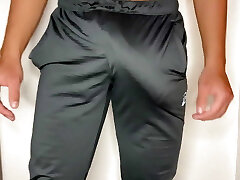 sono stato fermato all'aeroporto perché i miei pantaloni erano troppo grandi e le guardie di sicurezza mi guardavano