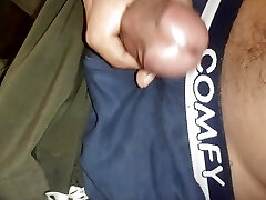 hombre indio masturbándose con una gran polla dura
