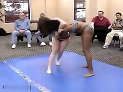 Thick women wrestle (catfight)