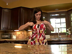 Busty lezzies Elexis Monroe and Taylor Vixen fucking