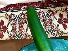 Aunty drains the water from the tannins ass2 while relishing the vegina blading to the fullest.