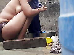 In the desh madam students xxx house in the courtyard outside the open house, the stepsister is bathing wearing red tights, all the clothes are ope