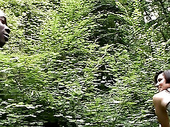 athletisches französisches babe genießt anal-dreier im wald