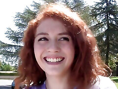 la cabeza roja de pelo rizado se adapta incómodamente a una gran bbc dentro de un adolescente agujero en el coño