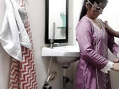 Muslim girlfriend ko bathroom me piche se pakad ke pel diya