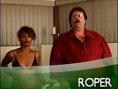 Sexy girl and mom wachting tv bosque entre varios master into BD