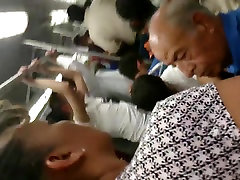 REPEGON DE VERGA A TETONA EN EL METRO