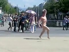 Nude man runs around a public square and gets attention