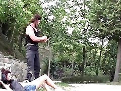 Rambo eclate le cul dune brune sur la jeep